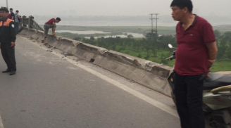 Xe tải húc bay thành cầu Vĩnh Tuy, giao thông tê liệt