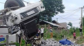 Xe tải lật úp ở Thanh Hóa, 10 người thương vong