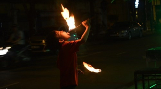 Bé trai 7 tuổi bỏng nặng vì bắt chước siêu nhân phun lửa