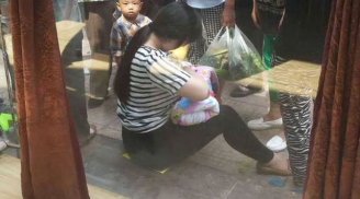 Xúc động hình ảnh người mẹ cho bé bị bỏ rơi bú ngay trên phố