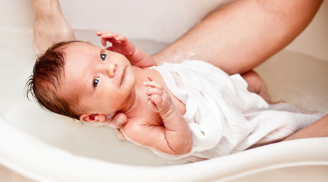 Những lỗi 'sai bét' của mẹ khi tắm cho bé sơ sinh