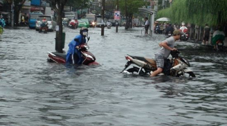 Cách đi xe máy an toàn qua vùng ngập nước