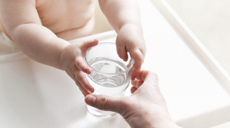 Mẹo hay dạy con cách uống nước bằng cốc
