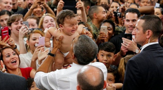 Tống thống Obama trổ tài dỗ trẻ con khi đến Nhật Bản