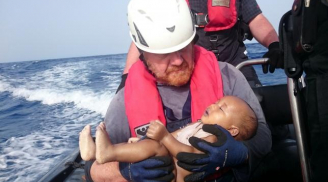 Quặn lòng hình ảnh bé tị nạn 1 tuổi chết đuối trên biển