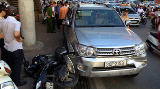 Xe ô tô nổ lốp đâm liên tiếp 9 xe máy, nhiều người bị thương