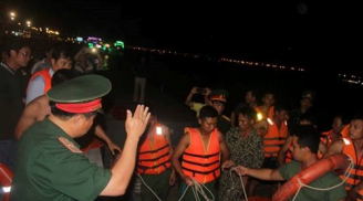 Tin mới nhất vụ lật tàu du lịch trên sông Hàn, 40 người mất tích