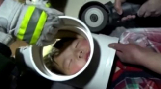 Giải cứu cậu bé 5 tuổi kẹt đầu trong ống nước hơn 1 tiếng