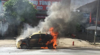 Hà Nội: Xe taxi cháy trơ khung sắt giữa đường