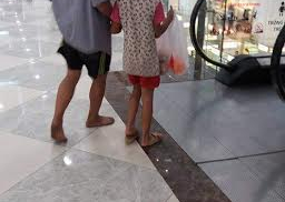 Bố đi chân đất cùng con gái vào trung tâm thương mại mua mì tôm