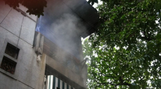 Thắp nến bất cẩn, cháy nhà 2 tầng khiến nhiều người hoảng loạn