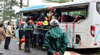 Hai xe khách đâm nhau: 8 người chết, hàng chục người bị thương