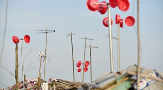 Máy phát điện 'chậu nhựa' độc đáo ở làng chài ven sông Hồng