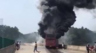Cháy xe buýt trên đường cao tốc, ít nhất 30 người thiệt mạng