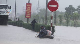 Quảng Ninh ngập nặng sau mưa lớn, dân dùng phao bơi qua quốc lộ