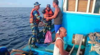 Cảnh sát biển cứu thành công tàu cá cùng 14 ngư dân
