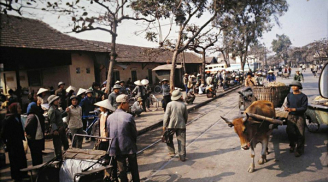 Bồi hồi với bộ ảnh màu hiếm có về Hà Nội những năm 1970
