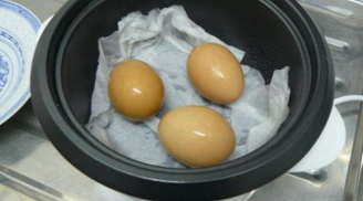Cách luộc trứng không cần nước bằng nồi cơm điện