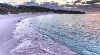 Chiêm ngưỡng những bãi biển có màu cát đẹp nhất thế giới