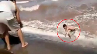 Vật lộn cứu 3 thanh niên suýt chết đuối vì tắm biển