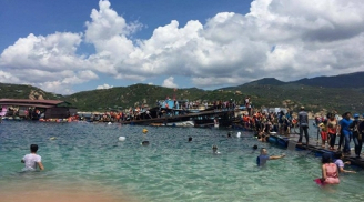 Sập nhà hàng nổi: Hàng trăm du khách và trẻ em rơi xuống biển