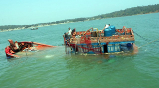 Thanh Hóa: 2 thuyền bị chìm, 8 ngư dân gặp nạn