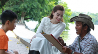 Hồ Ngọc Hà đẹp 'mê hồn' với tà áo dài trắng tinh khôi ở Hà Nội