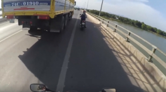 Video: Cô gái mạo hiểm bám theo xe tải để... 'tránh nắng'