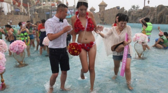 Hot: Cô gái mặc bikini 2 mảnh kết hoa hồng được cầu hôn dưới mưa