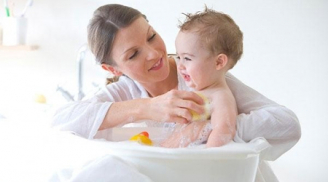 Tắm nước dừa giúp bé trắng da: Chuyện đùa hay thật?