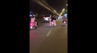 Choáng với cảnh 4 gái trẻ 'làm xiếc' trên xe máy ở Hà Nội