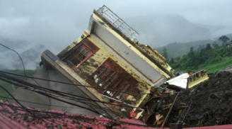 Kinh hoàng: Mưa bão, một quả đồi thổi bay ngôi nhà 4 tầng ở Sa Pa