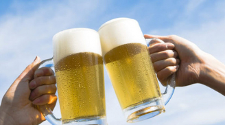 Sốc: Cả thị trấn vui mừng vì lần đầu được uống bia sau 81 năm