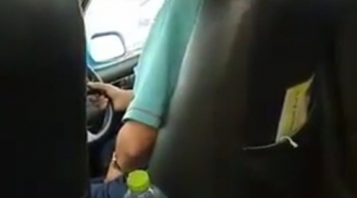 Cô gái phát hoảng vì tài xế vừa lái xe vừa 'tự sướng'
