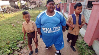 Cậu bé 10 tuổi nặng 192kg quyết tâm giảm cân để được đến trường