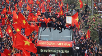 TRỰC TIẾP: Không khí chào đón đội tuyển U23 Việt Nam về nước - xe bus chở các cầu thủ kẹt giữa biển người