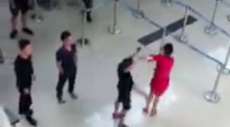Nữ nhân viên hàng không bị nhóm thanh niên hành hung tại sân bay Thanh Hoá chỉ vì từ chối chụp ảnh chung?