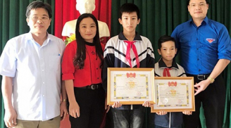 Hai học sinh ở Hà Tĩnh được khen thưởng khi nhặt được của rơi, trả lại người đánh mất