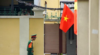 Phố phường Hà Nội rực rỡ cờ đỏ sao vàng mừng ngày thống nhất