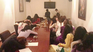 Hàng chục thiếu nữ mặc áo dài xếp hàng dài trong quán karaoke cho các 'quý ông' lựa chọn