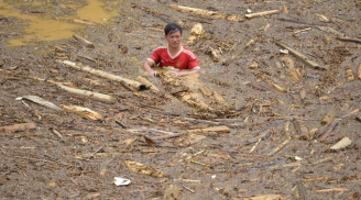 Điểm tin mới 5/8: Người dân Yên Bái liều mình vớt 'lộc trời' bất chấp dòng nước lũ chảy xiết