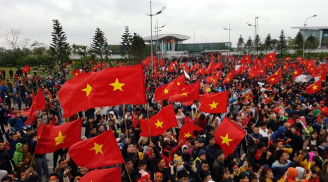 Hàng nghìn cổ động viện NHUỘM ĐỎ sân bay Nội Bài đón các tuyển thủ U23 Việt Nam trở về nhà
