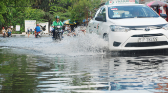 Trời không mưa, người dân vẫn 'bì bõm' lội nước ngập tìm đường về