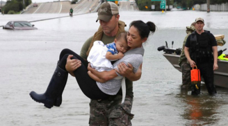 Hình ảnh cảnh sát Mỹ bế hai mẹ con gốc Việt sau siêu bão Harvey lay động lòng người