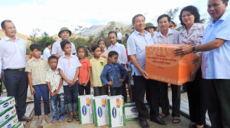 Vinamilk cùng hơn 110 ngàn ly sữa cứu trợ trẻ am vùng lũ tại Hà Tĩnh và Quảng Bình