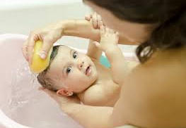 Hướng dẫn tắm cho trẻ sơ sinh