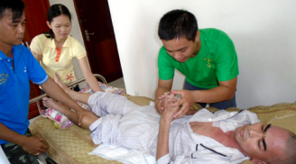 SỐC: Diễn viên Nguyễn Hoàng vẫn bị liệt nửa người sau 10 tháng mổ não