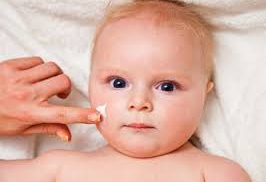 Hướng dẫn cách chăm sóc cho trẻ sơ sinh khi bị nẻ má