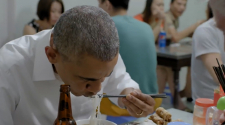 Video cận cảnh Anthony Bourdain hướng dẫn Tổng thống Obama cách ăn bún chả ở Hà Nội