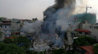 Đang cháy lớn tại phố Trương Định, lửa lan sang nhà dân